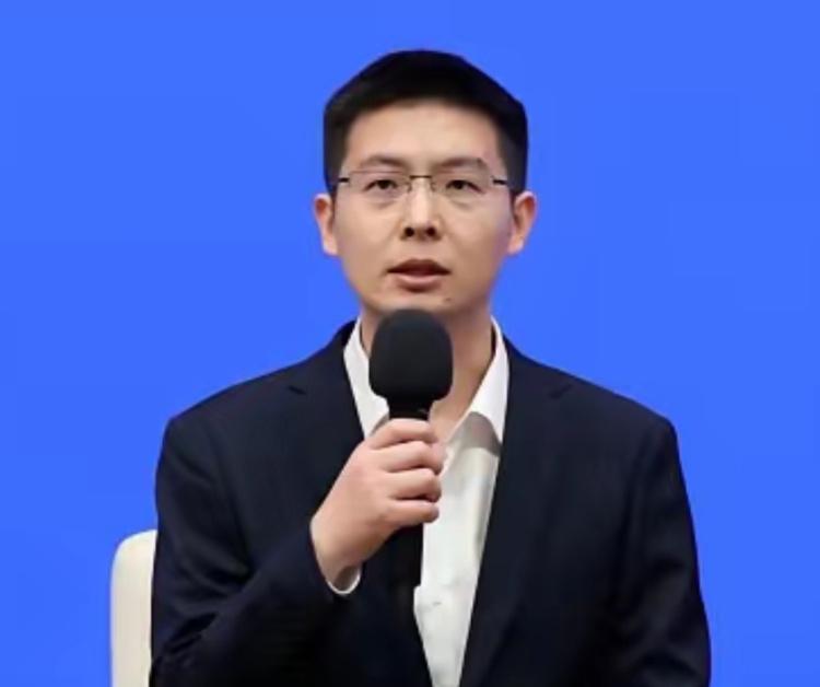 【宇树科技#王兴兴称害怕浪费每一天#】王兴兴最新透露,宇树正在开发“