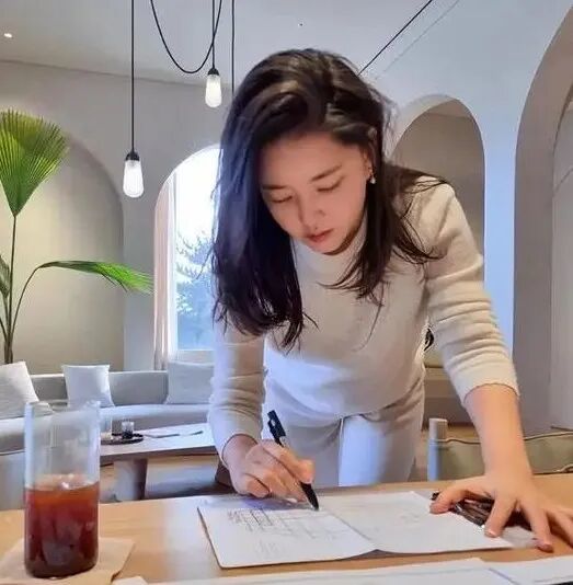 工作中的金熙英