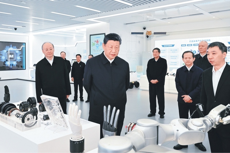 2026年2月9日至10日，中共中央总书记、国家主席、中央军委主席习近平在北京考察并看望慰问基层干部群众。这是9日上午，习近平在位于北京亦庄的国家信创园考察。 新华社记者 谢环驰/摄