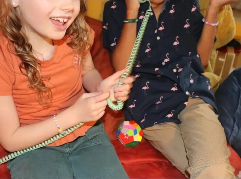 火过 iPhone?“小天才座机”爆红海外,只能打电话,居然卖断货了?