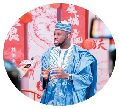 卡尔在湖南省长沙市参加座谈会时作分享。