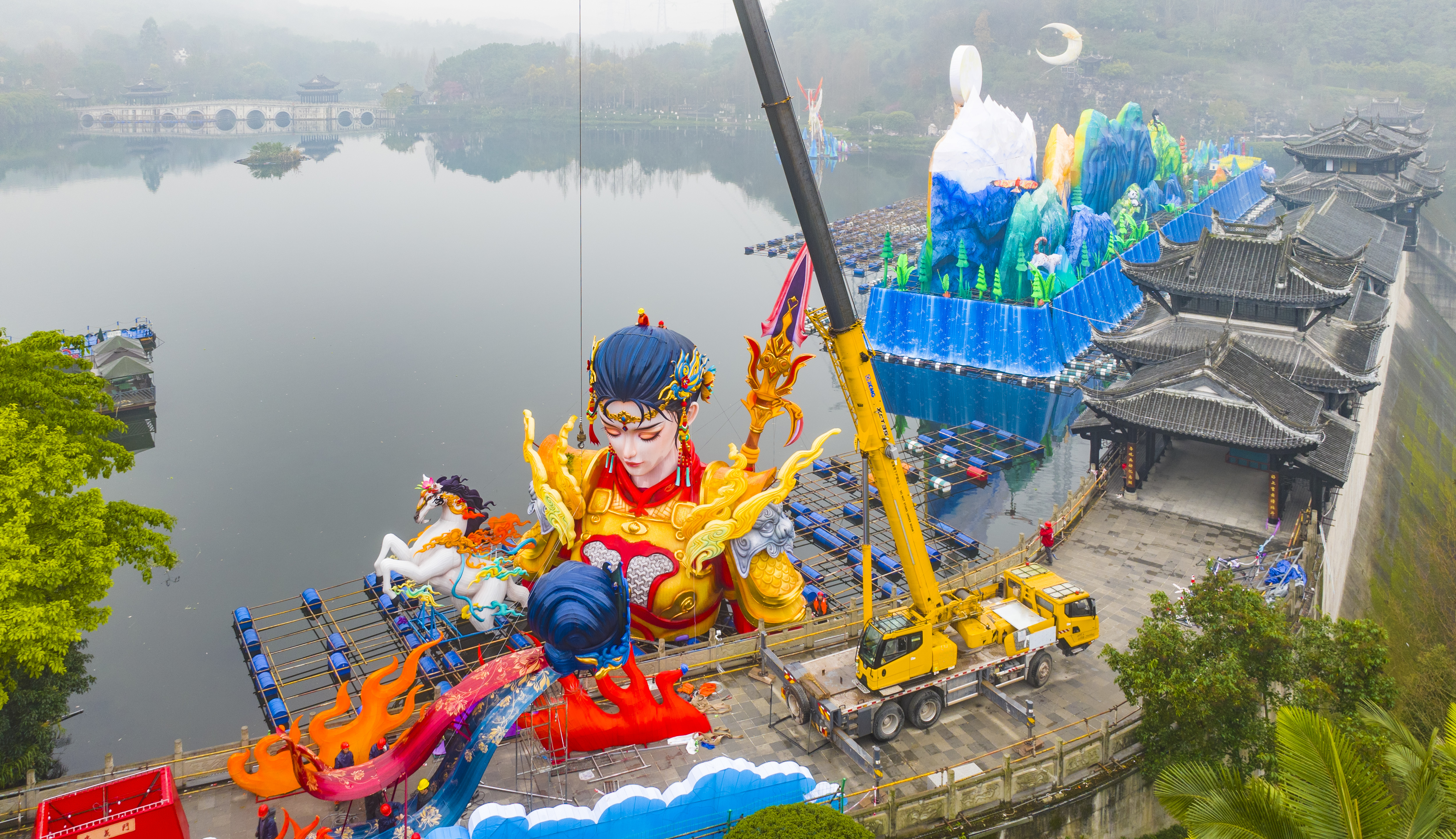 ▲重庆园博园，2026重庆市新春灯会——“禧欢霓”园博园大型水上灯会现场，来自重庆、自贡两地的400余名匠人正并肩赶工，一盏盏色彩斑斓的灯组令人赏心悦目，新春氛围感扑面而来。（无人机照片）记者 齐岚森 摄/视觉重庆