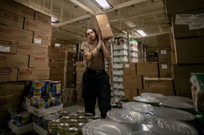 美国海军作战部长办公室此前发布的“林肯”号和“的黎波里”号食物供给照片。