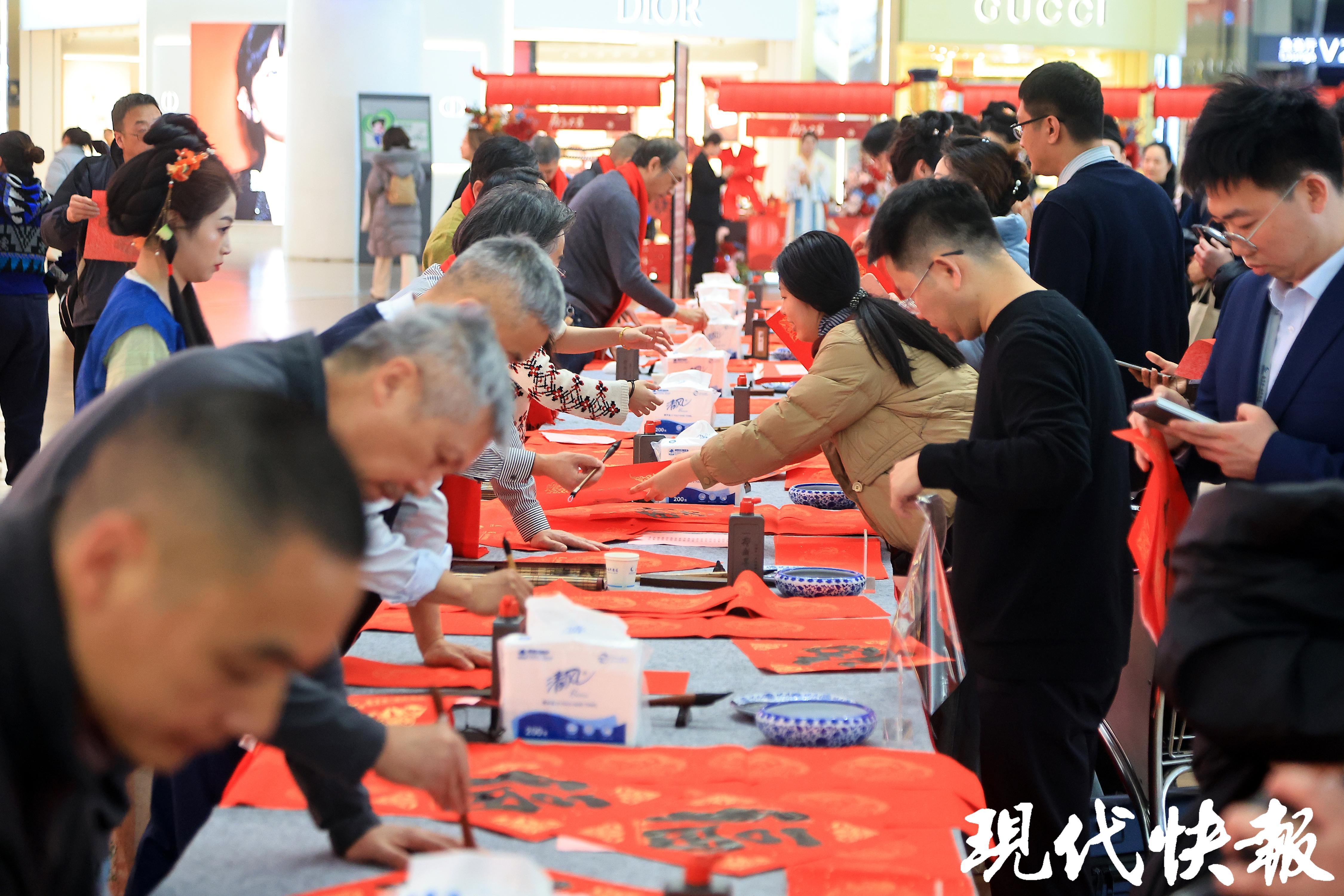 春运途中,书法家写春联、送福字成为最热门打卡点