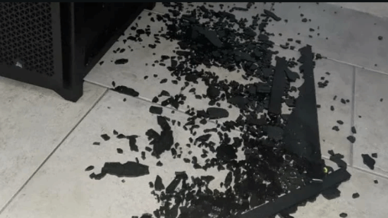 PC玻璃突然炸了!玩家换辐射绿亚克力 效果意外爆火