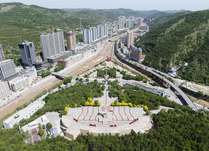 这是绿色掩映下的吴起县中央红军长征胜利纪念园(2026年6月2日摄,无人机照片)。新华社记者 邵瑞 摄