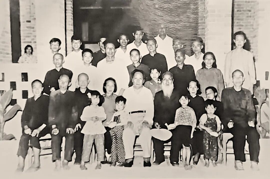 1959年６月26日，毛泽东在韶山招待所与乡亲们合影