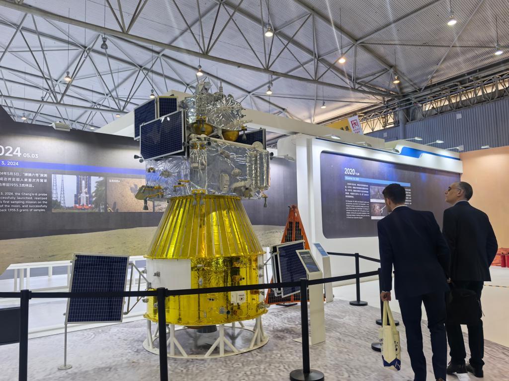 成都世纪城新国际会展中心展出的嫦娥六号四器组合体模型。新华社记者 李倩薇 摄