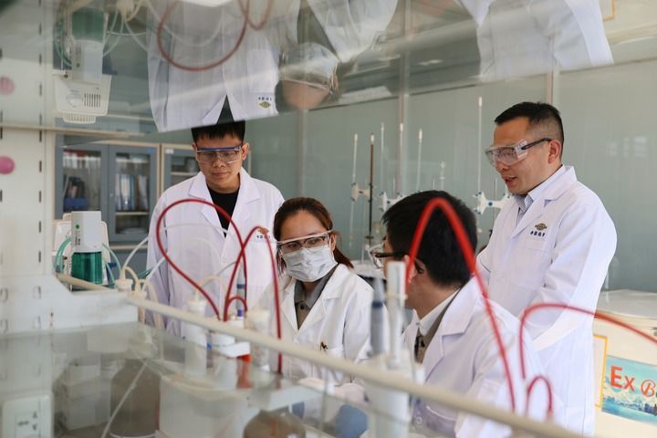 研发人员在中国天辰工程有限公司技术研发中心项目实验室工作（4月29日摄）。