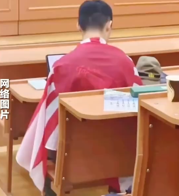 近日,莫斯科大学一名中国留学生在课堂身披旭日旗的画面在网络传播 图源:“中国新闻社”微信公众号