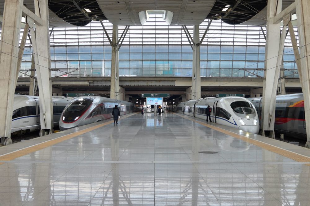 北京南站等待发出的高速动车组列车。新华社发