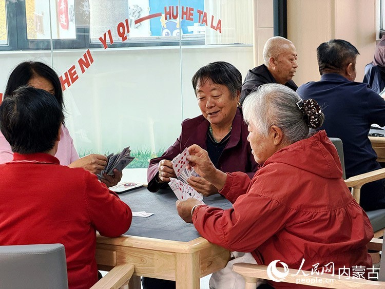 老人们在满世尚都C区邻里中心打牌娱乐。人民网记者 孟佳澍摄
