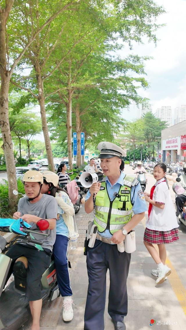 向往来家长宣传交通安全法规。