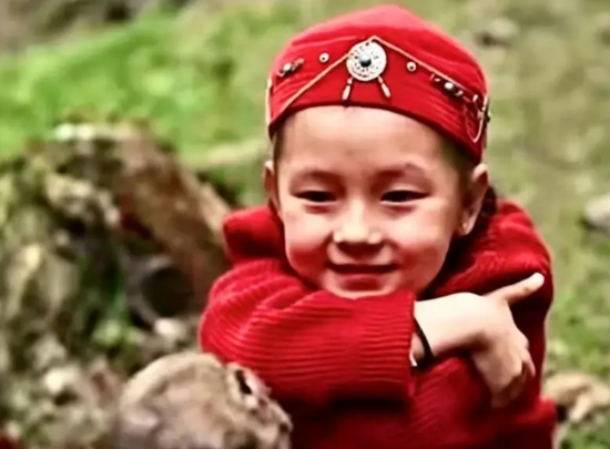 短片《山与灵》剧照，小主人公与国家二级保护动物伊犁鼠兔温情互动。
