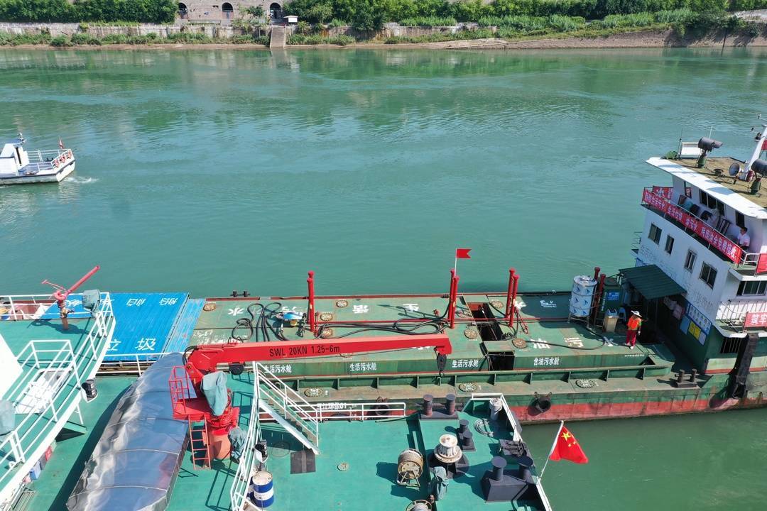“三江环保01号”靠近被接收垃圾的船舶