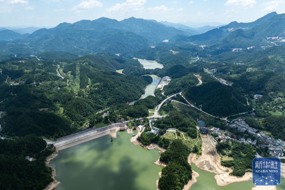 ↑ 7月11日在湖北省黄冈市罗田县拍摄的天堂水库(无人机照片)。新华社记者 伍志尊 摄