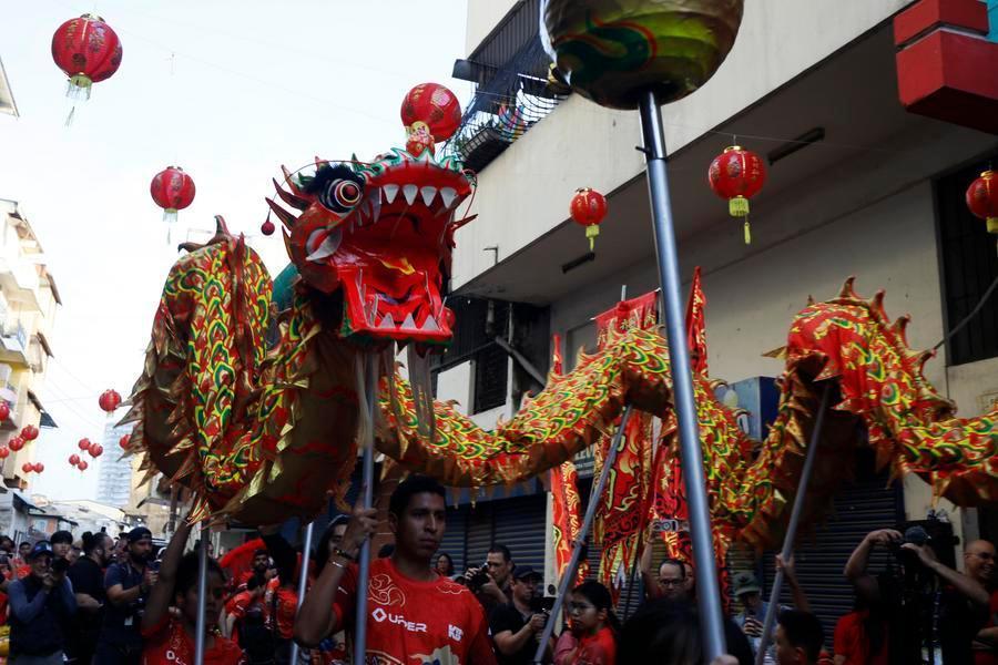 这是2月17日在巴拿马首都巴拿马城唐人街拍摄的舞龙表演。新华社发（丹尼尔&middot;冈萨雷斯摄）