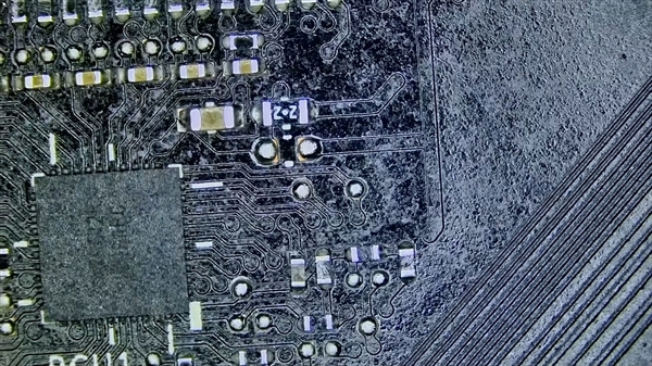 惨烈!用户私改液金致RTX 5070报废:核心烧毁、PCB腐蚀