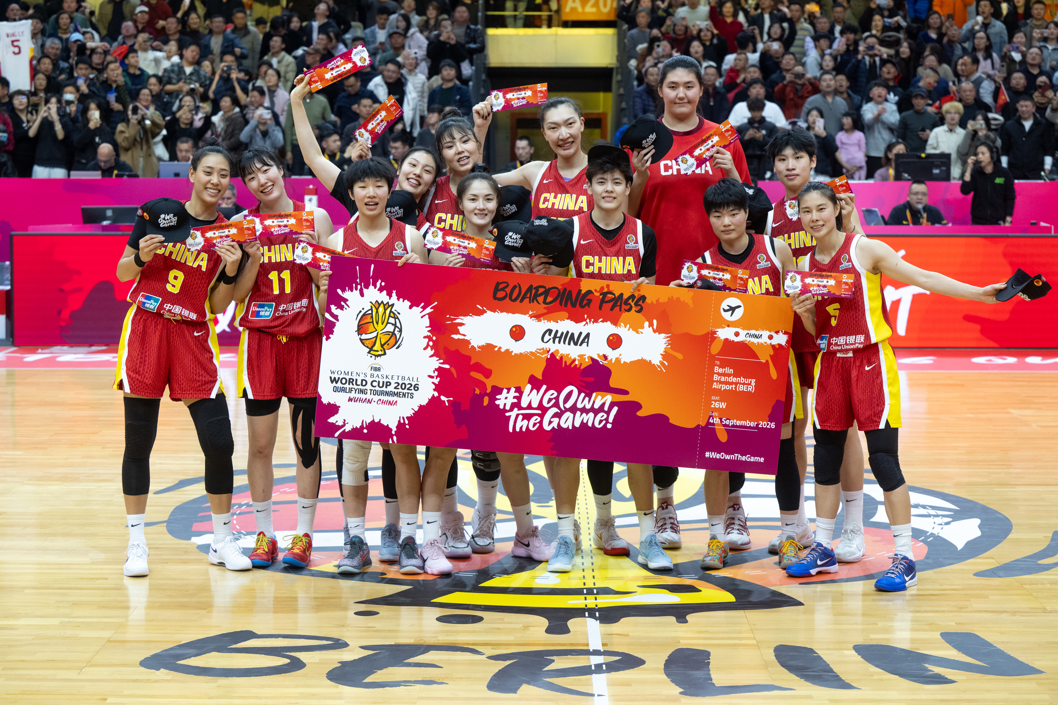 3月15日，中国队球员在赛后合影。新华社记者 肖艺九 摄