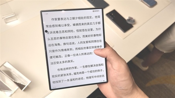 安卓首款阔折叠 三星Galaxy Z Fold8系列上手体验