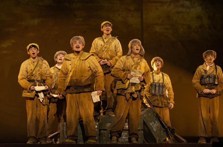 这是音乐剧《寻找李二狗》的演出剧照（2025年4月7日摄）。该剧以抗美援朝伟大历史为背景，取材自志愿军第39军116师真实故事，通过当代青年常卫国借助爷爷的回忆录穿越回1950年鸭绿江畔的舞台设定，展开两代青年的跨时空对话。2025年11月，该剧荣获第十八届文华剧目奖。