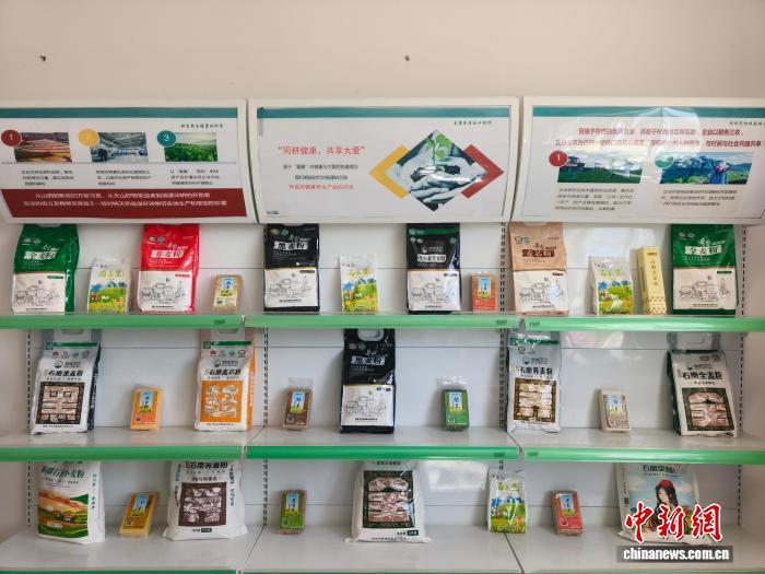 山西人赵立平在新疆昌吉州奇台县生产的面粉产品。陈超 摄