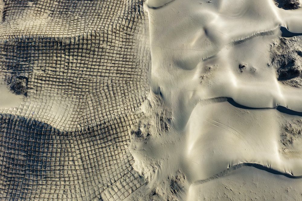 这是在新疆和田地区墨玉县喀瓦克乡周边沙漠拍摄的草方格（1月11日摄，无人机照片）。新华社记者 丁磊 摄