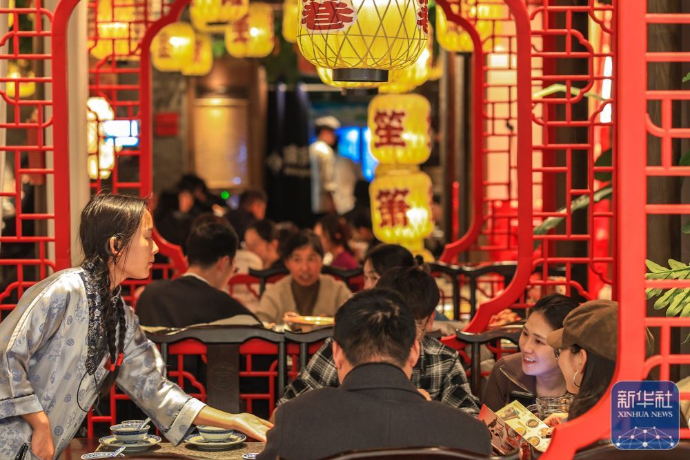 ↑ 1月1日晚,人们在江苏省南京市一家餐馆里用餐。新华社发(辛一 摄)