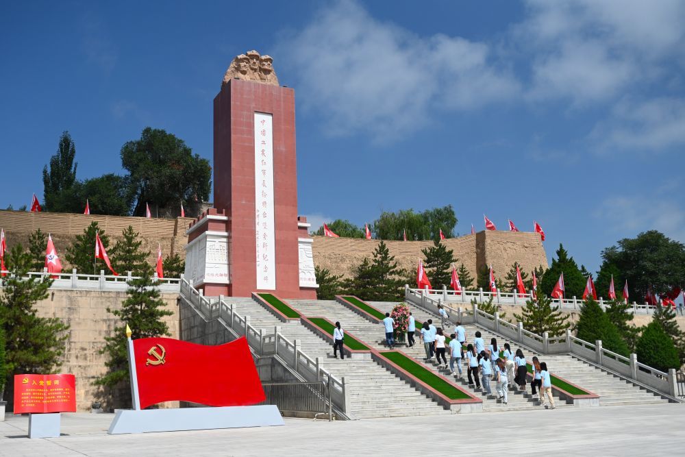2024年8月1日，在宁夏固原市西吉县，大学生向中国工农红军长征将台堡会师纪念碑敬献花篮。新华社记者 毛竹 摄