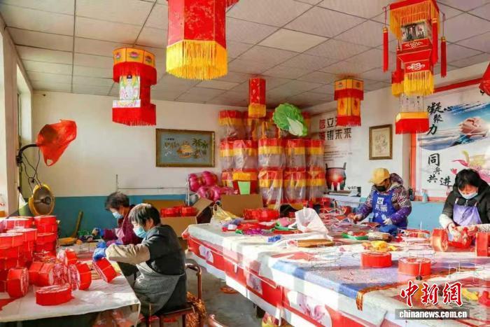 花灯制作车间里，村民正忙着制作一批喜文化宫灯。　 郭少宇 摄