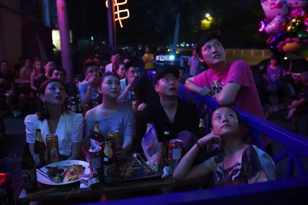 2014年6月，北京一家酒吧外，正在看球的人们。