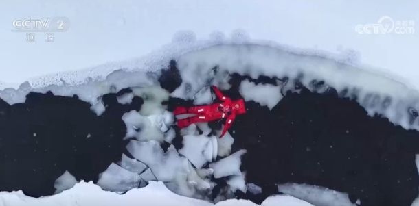 图为内蒙古一项独特的极寒体验——“躺冰”。（央视画面截屏）