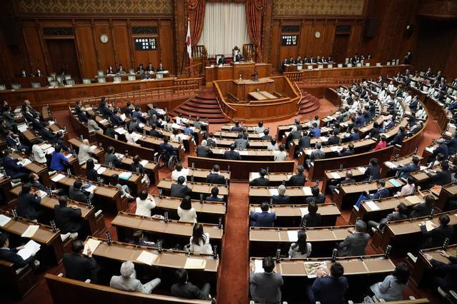 （日本国会投票现场）