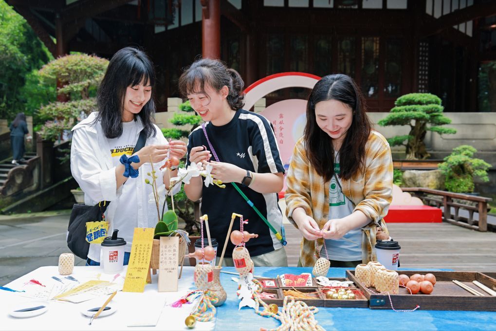 在成都杜甫草堂博物馆,游客在现场参与编小灯笼等中秋特色手工体验活动。新华社发