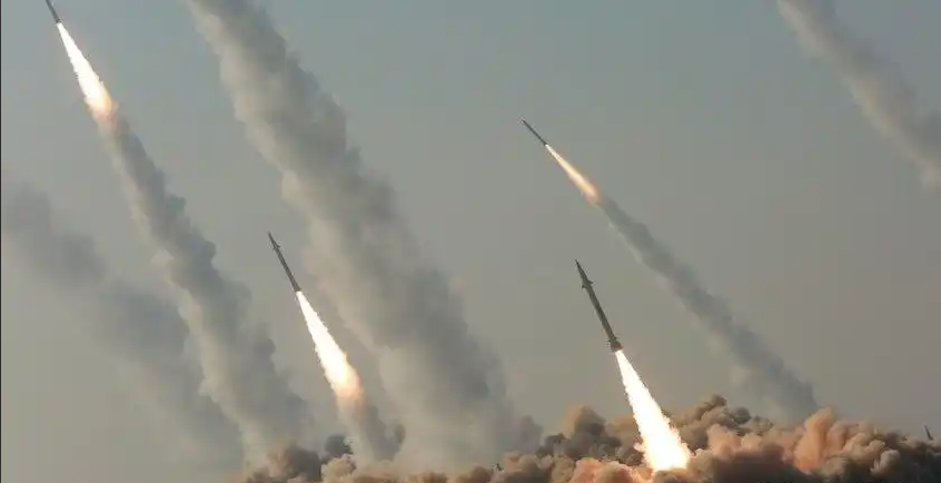 伊斯兰革命卫队在演习中齐射导弹。