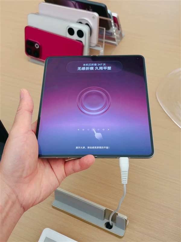 折痕没了!OPPO Find N6登陆线下门店