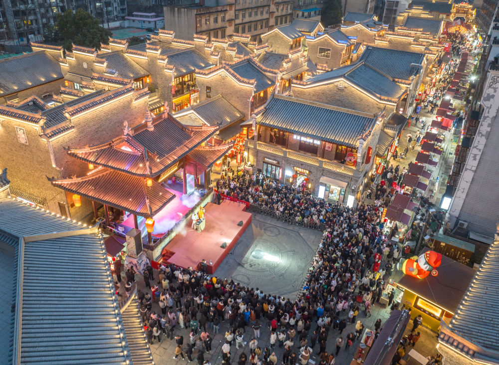 春节期间，湖北省襄阳古城管家巷的传统文化表演。新华社发（杨东摄）