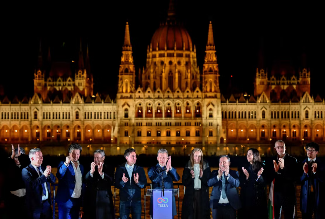 △45岁的毛焦尔在选举夜庆祝胜利,背景是匈牙利议会大厦。(图源:路透社)