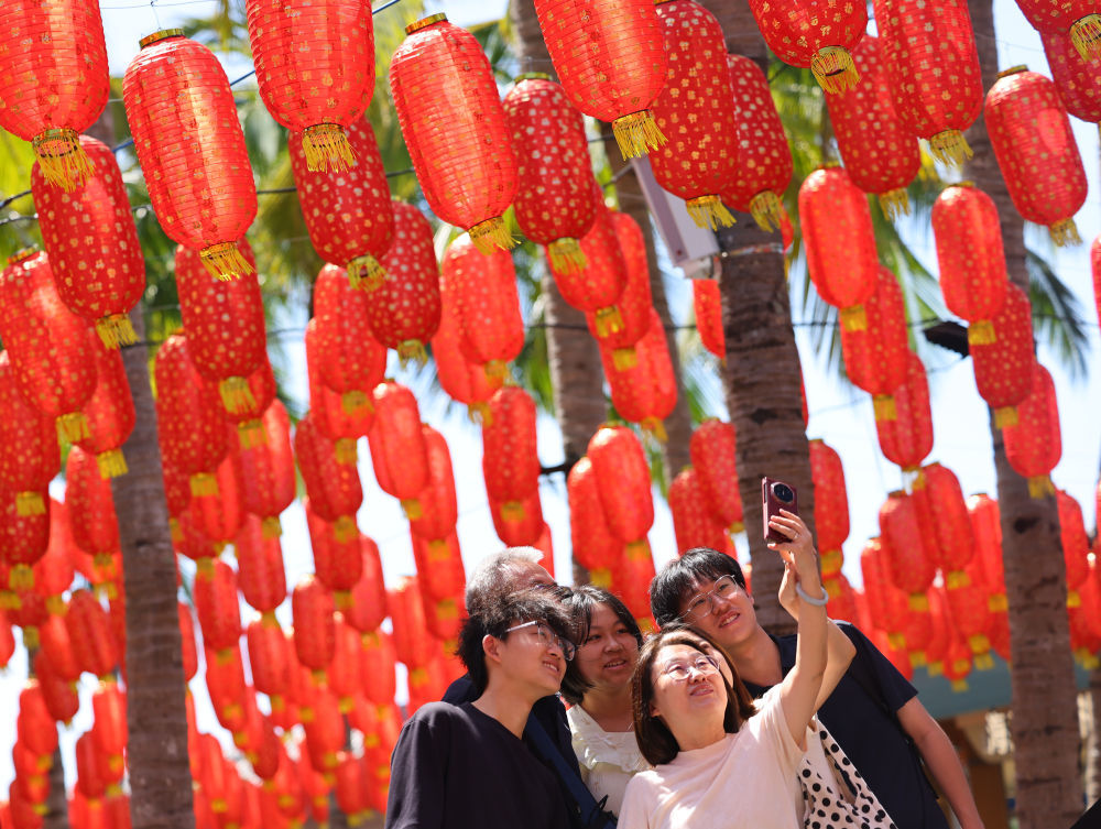 2月16日,游客在海南三亚南山文化旅游区游览。新华社发(陈文武 摄)