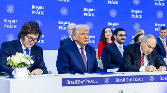 现场图片显示,特朗普在签署仪式上根本笑不出来 达沃斯论坛官网