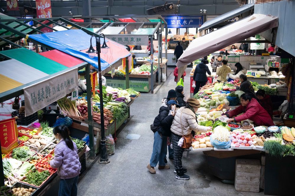 在安徽省合肥市庐阳区四湾菜市，市民在选购蔬菜（2026年3月11日摄）。新华社记者 张端 摄