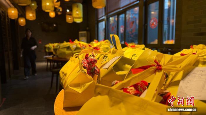 2月17日,嘉兴一家饭店,自提家宴等待顾客领取。张益聪 摄