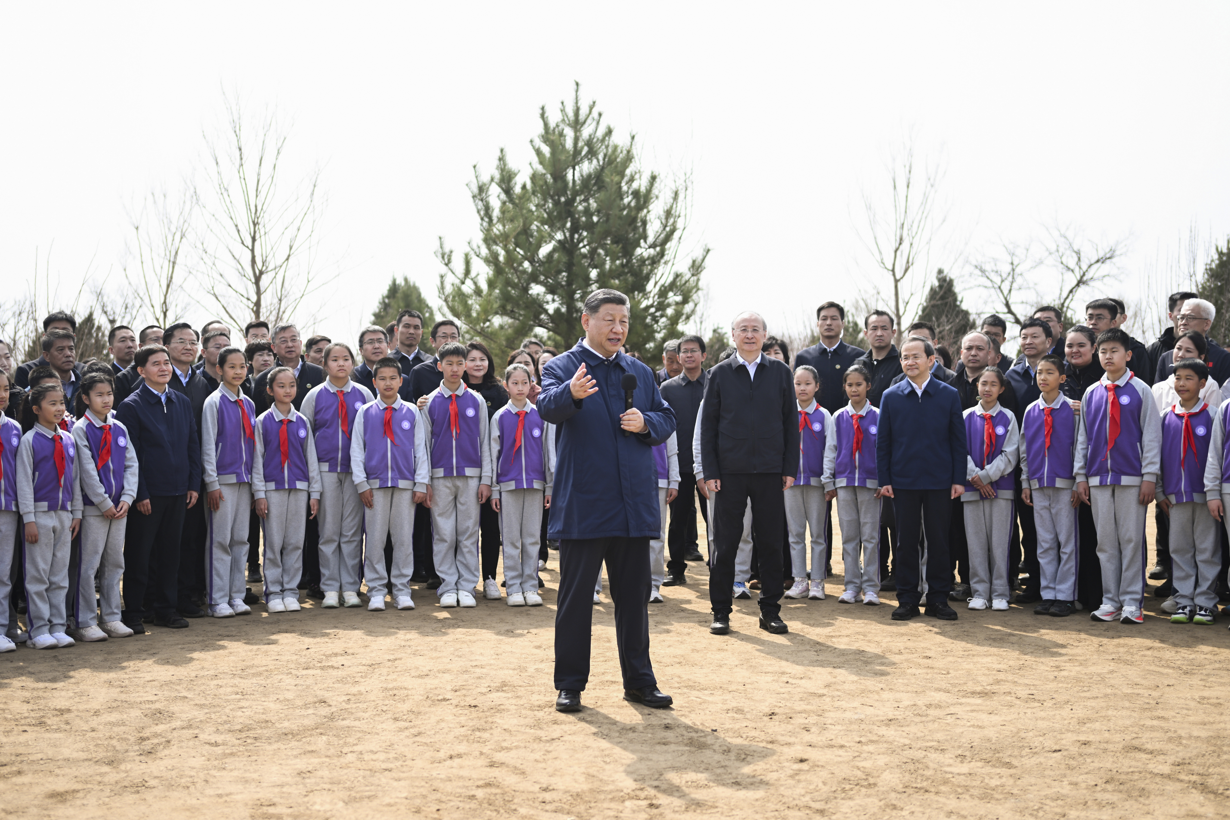 3月30日,党和国家领导人习近平、李强、赵乐际、王沪宁、蔡奇、丁薛祥、李希等来到北京市昌平区百善镇参加首都义务植树活动。这是习近平同在场的干部群众、少先队员亲切交谈。