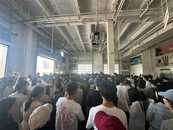7172元拿下iPhone17 Pro！杭州门店数百东谈主列队径直抢断货