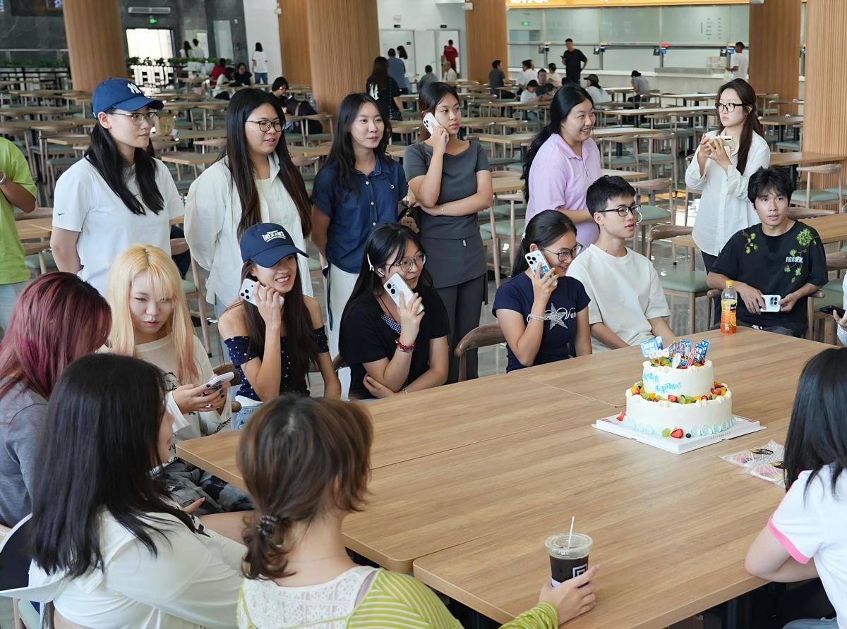 图2：学生现场拨打电话.jpeg