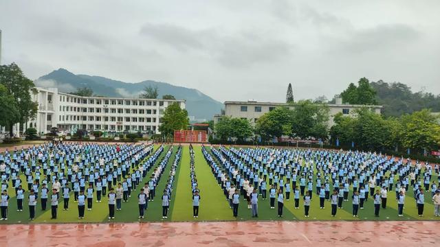 云浮市第一中学学生做课间操