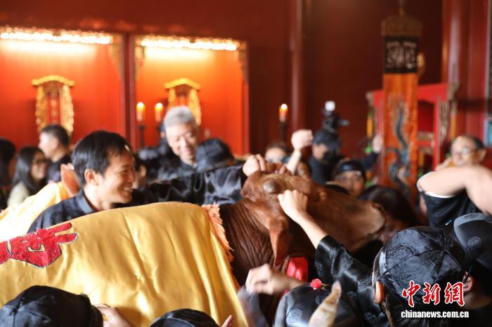3月20日，台南孔庙举行“春祭大成至圣先师孔子释奠典礼”。图为典礼后的“拔智慧毛”活动。中新社记者 刘大炜 摄