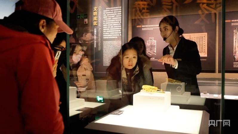 游客们观看西夏文物(央广网记者 齐平 摄)