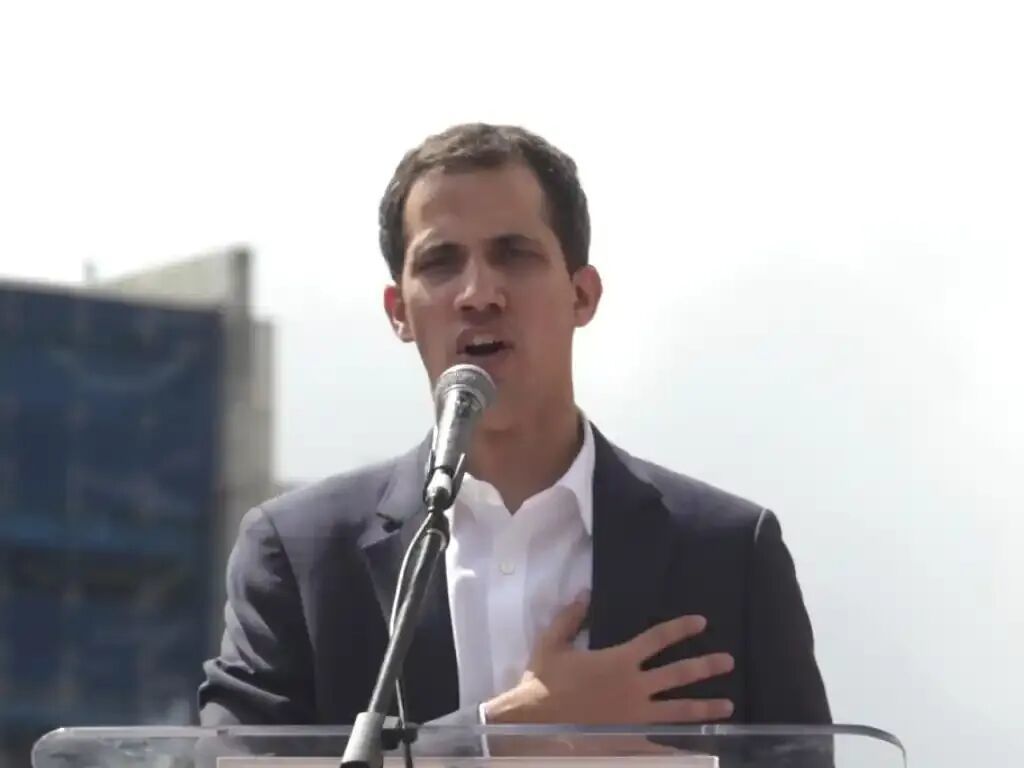 当地时间2019年1月23日,在委内瑞拉加拉加斯,时任议会主席胡安·瓜伊多在反对党支持者集会上发表讲话/新华社发(鲍里斯·贝尔加拉摄)