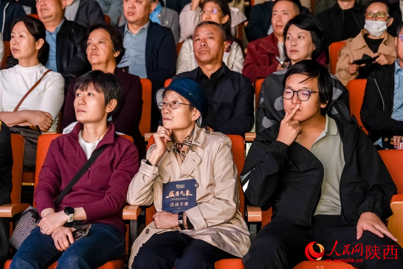 观众正在听讲。人民网记者 孙挺摄